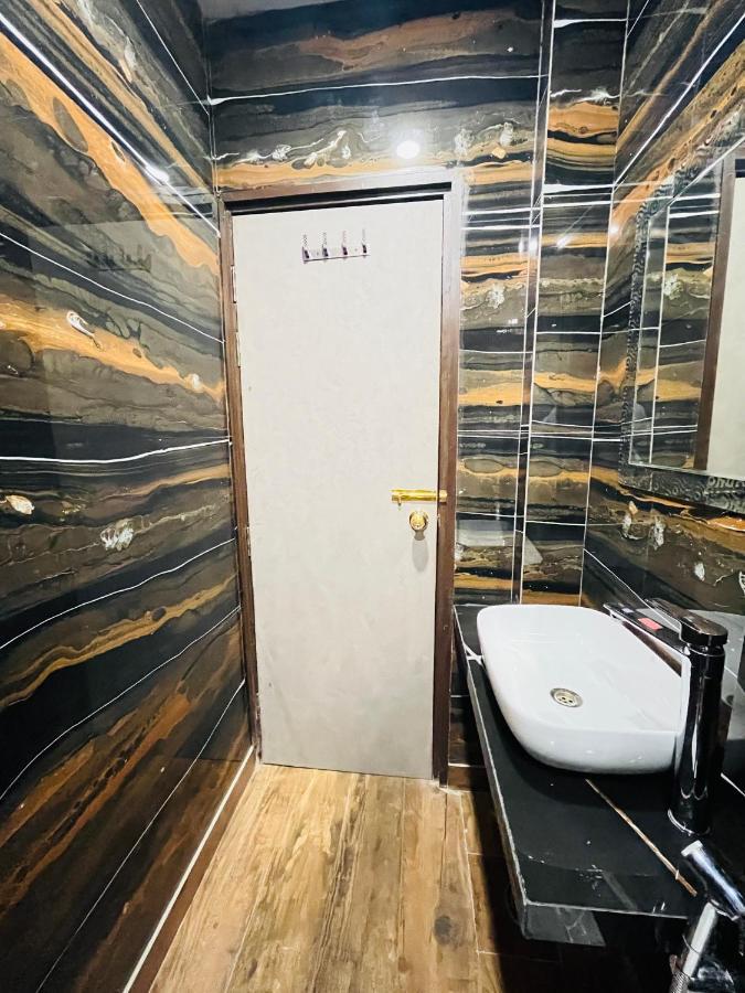 Hotel Red Stone Inn - Near New Delhi Railway Station - Paharganj Екстериор снимка