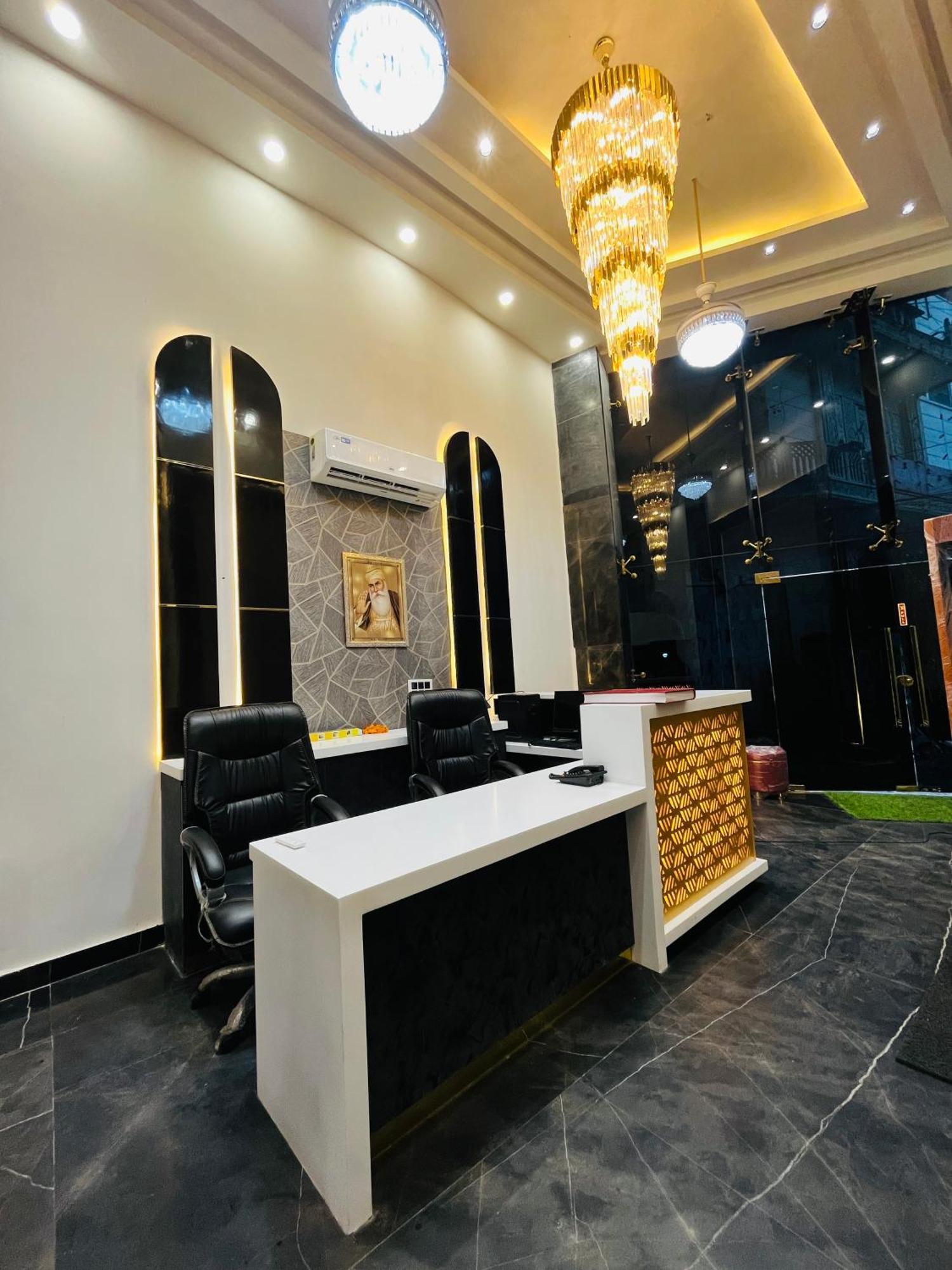 Hotel Red Stone Inn - Near New Delhi Railway Station - Paharganj Екстериор снимка