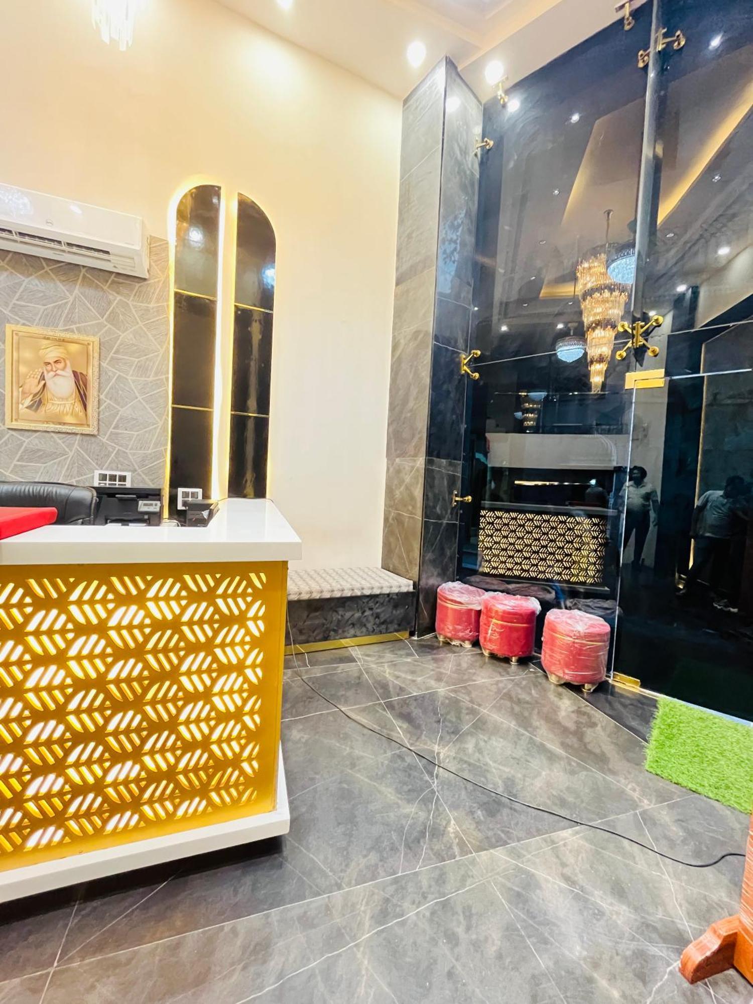 Hotel Red Stone Inn - Near New Delhi Railway Station - Paharganj Екстериор снимка