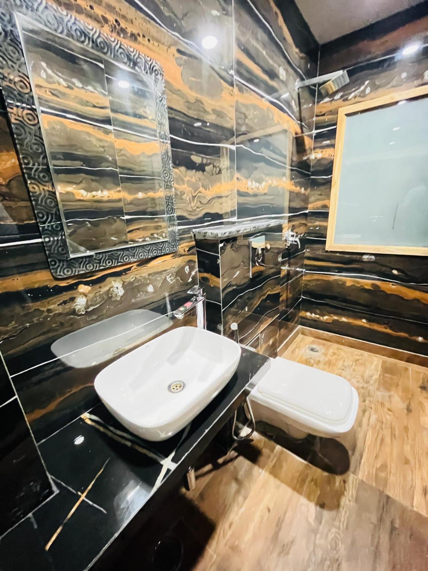 Hotel Red Stone Inn - Near New Delhi Railway Station - Paharganj Екстериор снимка